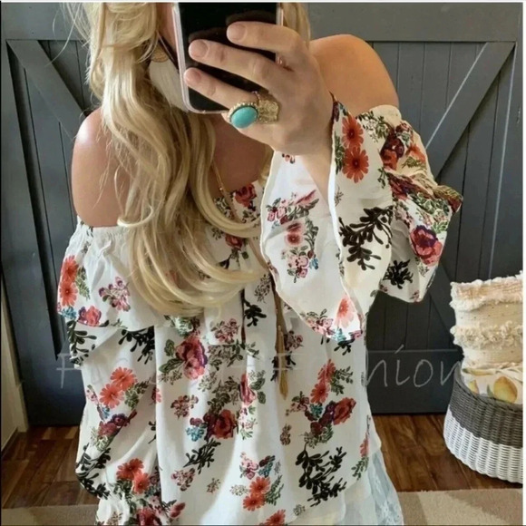Floral Off-the-shoulder Top - Picture 2 of 4
